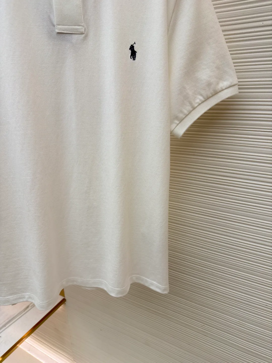 Ralph Lauren embroidered logo Polo shirt ●Original version: Purchased and developed for 1290 ●Item number: 1682567-A15 ●Material: pure cotton piqué fabric ●Technology: embroidery production ●Color: white ●Version: fitted version ●Weight: about 275 grams ●Size: S-M-L-XL ●Description: Customized piqué cotton sateen, compact and delicate, comfortable and next to skin, elegantly presented with a touch of deep black The iconic white pony embroidery is like a smart musical note dancing on the black canvas. It is simple but highly recognizable. It is a versatile artifact in the wardrobe. It has a very simple shape and contains the soul of fashion. It adopts imported machine embroidery technology. It uses advanced computer control systems and precision mechanical parts to realize the iconic pony embroidery operation with high precision. The lines are smooth and delicate, and the fabrics have been washed. It has a better hand feel and texture. It is not easy to deform, not easy to shrink, not easy to fade, and maintains long-term beauty. The overall wiring is straight and delicate, the fabric is comfortable and soft, and the color is consistent without color difference. It can be matched with the same style to create a fashionable look and control various occasions. Customized accessories, complete with three standards, same style for men and women!